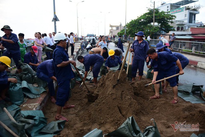 Hàng trăm người Sài Gòn oằn lưng gia cố bờ bao vỡ do triều cường - Ảnh 3.