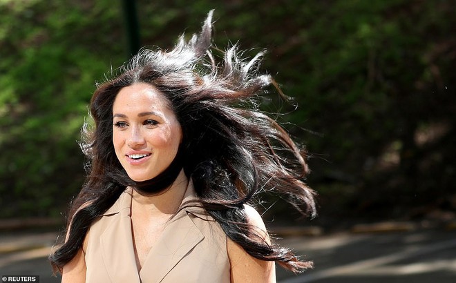 Meghan Markle bị chê vẻ ngoài tuột dốc, để lộ sự thiếu chỉn chu trong sự kiện mới, đến cơn gió cũng dễ dàng làm tóc rối tung - Ảnh 4.