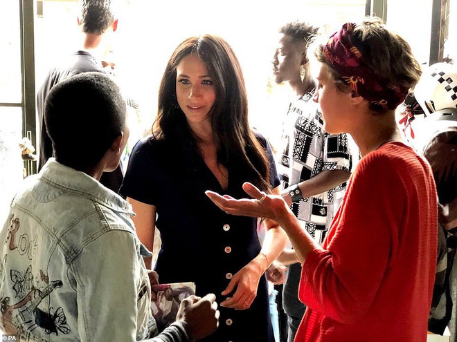 Meghan Markle bị bóc mẽ PR quá đà trong sự kiện mới nhất, lộ khoảnh khắc đứng trò chuyện nhưng mắt không quên liếc nhìn ống kính - Ảnh 5.