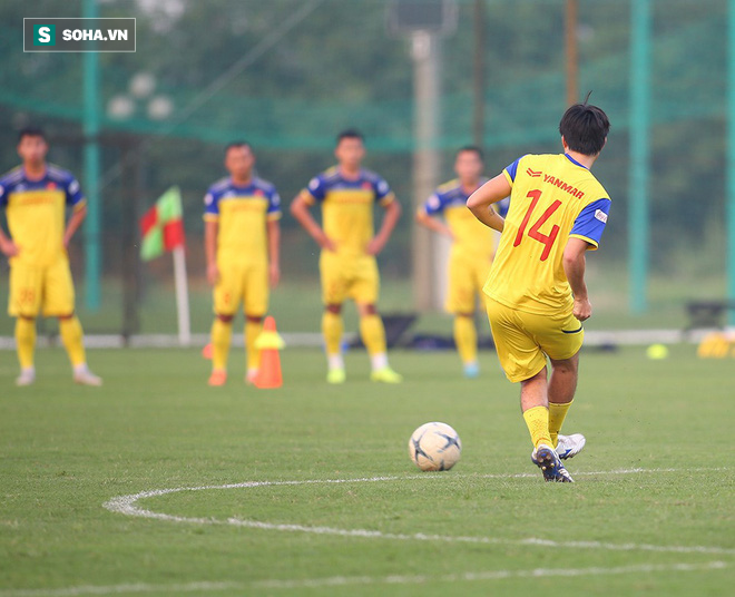 Chia tay Xuân Trường, ĐTVN mướt mồ hôi với bài tập dứt điểm ở tốc độ cao của thầy Park - Ảnh 5.