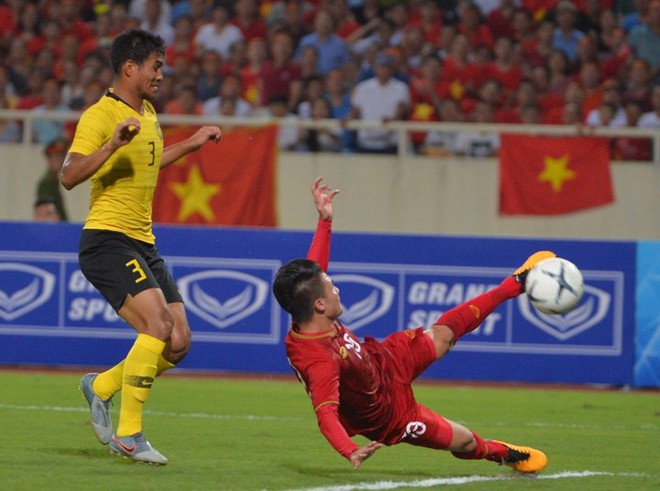 Hậu vệ Malaysia bị chê cười với hình ảnh sợ đau khi Quang Hải ghi bàn - Ảnh 1.