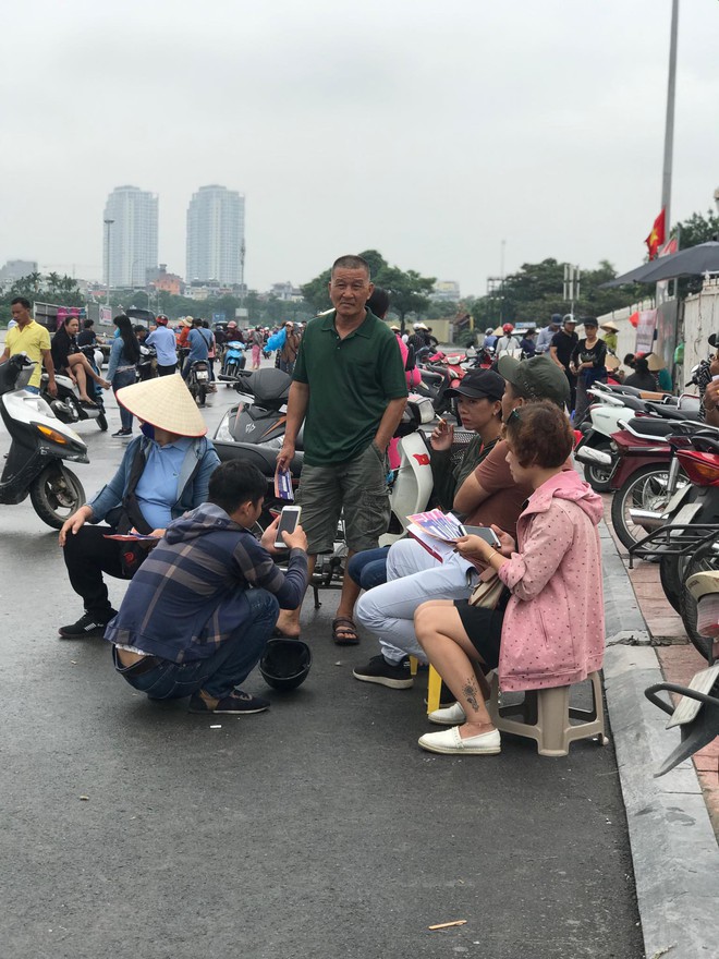 Vé trận Việt Nam vs Malaysia tại chợ đen “hạ nhiệt”, dân phe như ngồi trên đống lửa - Ảnh 4.