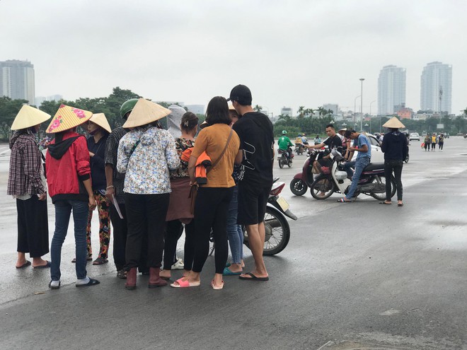 Vé trận Việt Nam vs Malaysia tại chợ đen “hạ nhiệt”, dân phe như ngồi trên đống lửa - Ảnh 8.