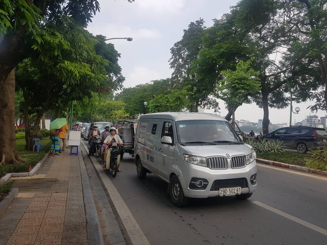 Hà Nội: Cây xanh đường kính gần 1 mét bật gốc đè trúng xe ô tô giữa trời nắng - Ảnh 4.