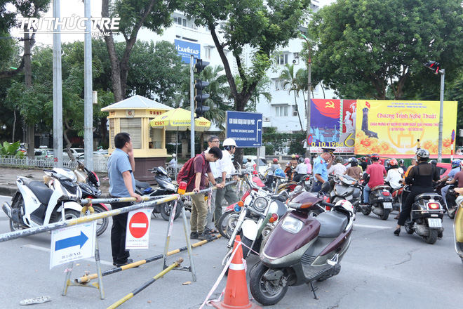 Hà Nội: Giao thông nhốn nháo, hỗn loạn vì rào chắn một chiều đường Kim Mã - Ảnh 10.