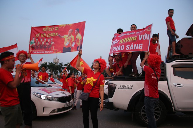 [ẢNH]: Cổ động viên Việt Nam đốt cháy Sân vận động Mỹ Đình trước giờ G - Ảnh 11.