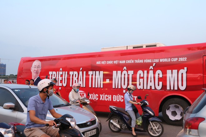 [ẢNH]: Cổ động viên Việt Nam đốt cháy Sân vận động Mỹ Đình trước giờ G - Ảnh 13.