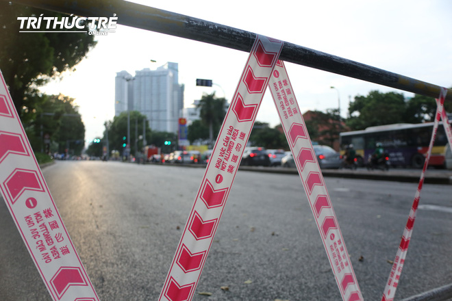 Hà Nội: Giao thông nhốn nháo, hỗn loạn vì rào chắn một chiều đường Kim Mã - Ảnh 2.