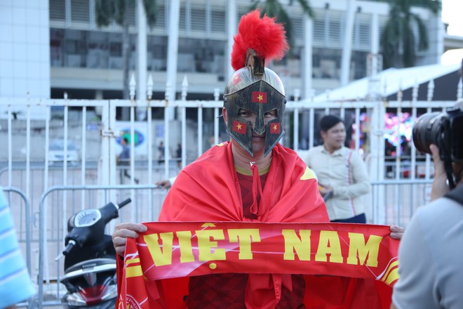 [ẢNH]: Cổ động viên Việt Nam đốt cháy Sân vận động Mỹ Đình trước giờ G - Ảnh 2.