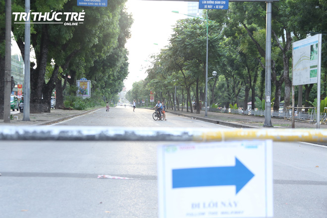 Hà Nội: Giao thông nhốn nháo, hỗn loạn vì rào chắn một chiều đường Kim Mã - Ảnh 3.