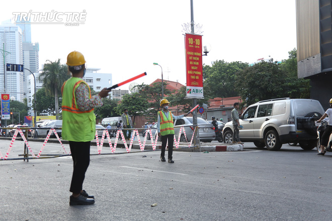 Hà Nội: Giao thông nhốn nháo, hỗn loạn vì rào chắn một chiều đường Kim Mã - Ảnh 4.