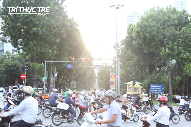 Hà Nội: Giao thông nhốn nháo, hỗn loạn vì rào chắn một chiều đường Kim Mã - Ảnh 5.