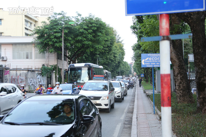 Hà Nội: Giao thông nhốn nháo, hỗn loạn vì rào chắn một chiều đường Kim Mã - Ảnh 6.