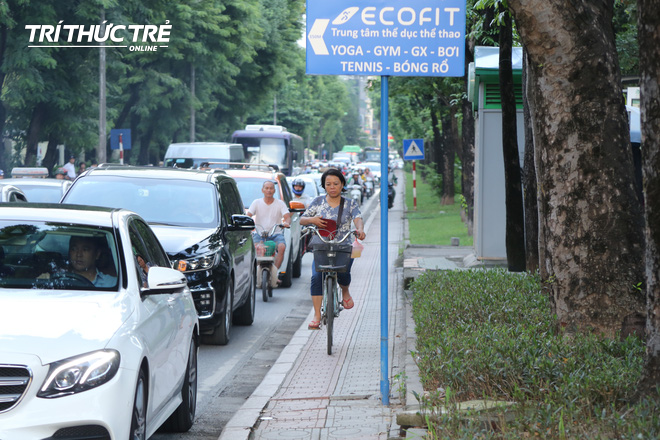 Hà Nội: Giao thông nhốn nháo, hỗn loạn vì rào chắn một chiều đường Kim Mã - Ảnh 7.