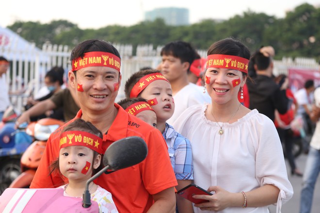 [ẢNH]: Cổ động viên Việt Nam đốt cháy Sân vận động Mỹ Đình trước giờ G - Ảnh 7.