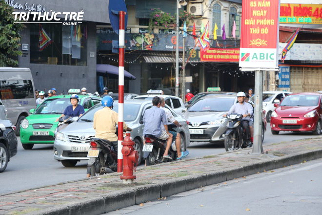 Hà Nội: Giao thông nhốn nháo, hỗn loạn vì rào chắn một chiều đường Kim Mã - Ảnh 8.