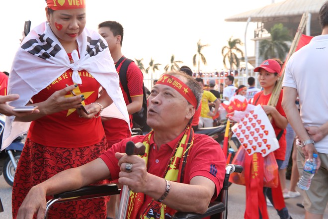 [ẢNH]: Cổ động viên Việt Nam đốt cháy Sân vận động Mỹ Đình trước giờ G - Ảnh 8.