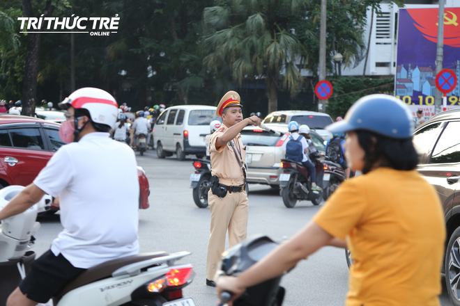 Hà Nội: Giao thông nhốn nháo, hỗn loạn vì rào chắn một chiều đường Kim Mã - Ảnh 9.