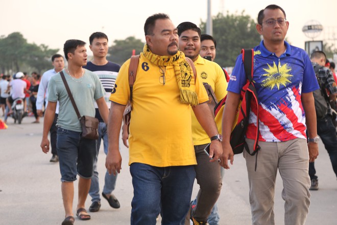 [ẢNH]: Cổ động viên Việt Nam đốt cháy Sân vận động Mỹ Đình trước giờ G - Ảnh 9.