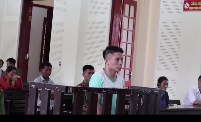 Vợ ngã khuỵu, khóc ngất giữa sân tòa khi nghe chồng bị tuyên án tử - Ảnh 1.