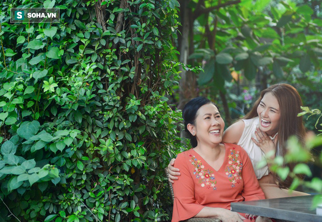 Ngọc Lan: Khi trời mưa nhà Lan thảm khủng khiếp. Mẹ ôm che anh Hai, anh Hai ôm che cho Lan khỏi ướt - Ảnh 8.