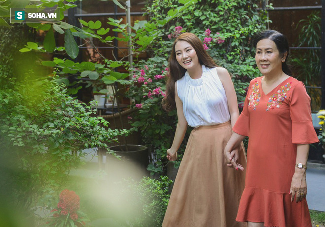 Ngọc Lan: Khi trời mưa nhà Lan thảm khủng khiếp. Mẹ ôm che anh Hai, anh Hai ôm che cho Lan khỏi ướt - Ảnh 4.