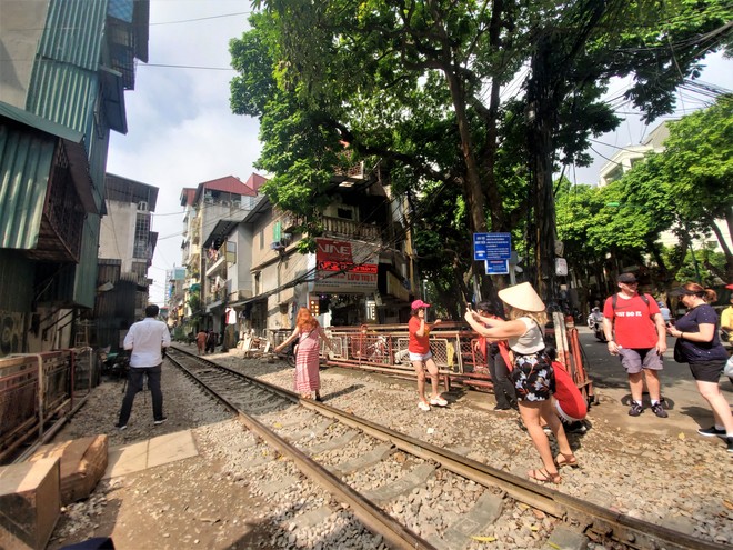 Phố cà phê đường tàu: Hàng quán đóng cửa, du khách không được vào khu vực đường tàu - Ảnh 6.