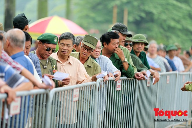 Thương binh xếp hàng mua vé trận Việt Nam - Malaysia, bán ngay cho chợ đen kiếm lời - Ảnh 2.