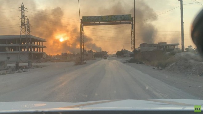 Chiến sự ở Syria: Dân dắt díu nhau đi sơ tán, căn cứ Mỹ bỏ hoang như sa mạc - Ảnh 3.