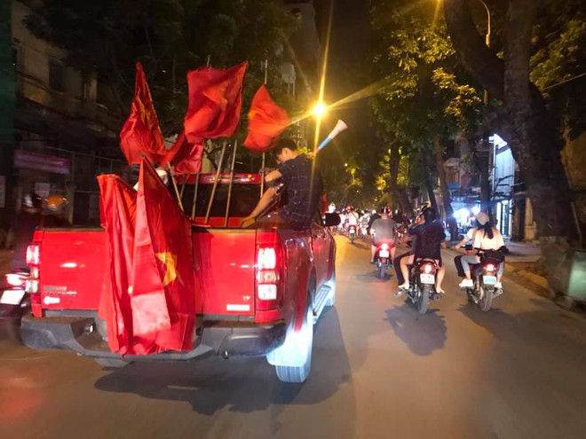 23h45 đường phố vẫn tắc nghẽn vì CĐV ăn mừng sau chiến thắng tuyển Việt Nam - Ảnh 4.