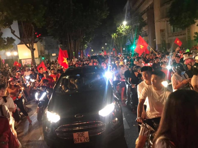 23h45 đường phố vẫn tắc nghẽn vì CĐV ăn mừng sau chiến thắng tuyển Việt Nam  - Ảnh 7.