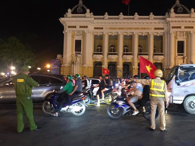 23h45 đường phố vẫn tắc nghẽn vì CĐV ăn mừng sau chiến thắng tuyển Việt Nam  - Ảnh 10.