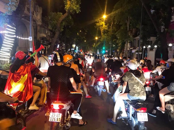 23h45 đường phố vẫn tắc nghẽn vì CĐV ăn mừng sau chiến thắng tuyển Việt Nam  - Ảnh 3.