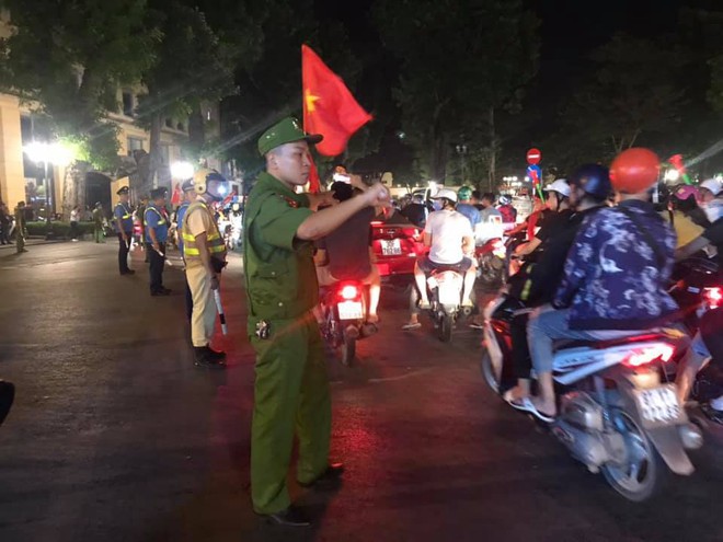 23h45 đường phố vẫn tắc nghẽn vì CĐV ăn mừng sau chiến thắng tuyển Việt Nam - Ảnh 9.