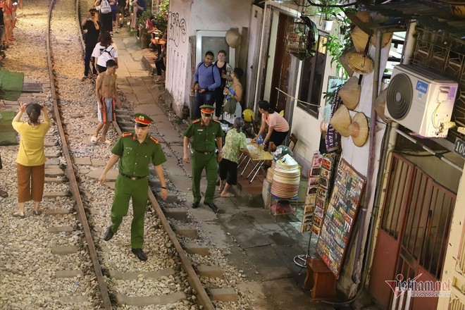 Ngoại bất nhập, đóng cửa cà phê đường tàu từ sáng nay - Ảnh 15.