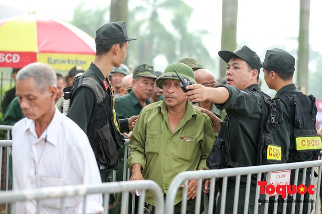 Thương binh xếp hàng mua vé trận Việt Nam - Malaysia, bán ngay cho chợ đen kiếm lời - Ảnh 4.
