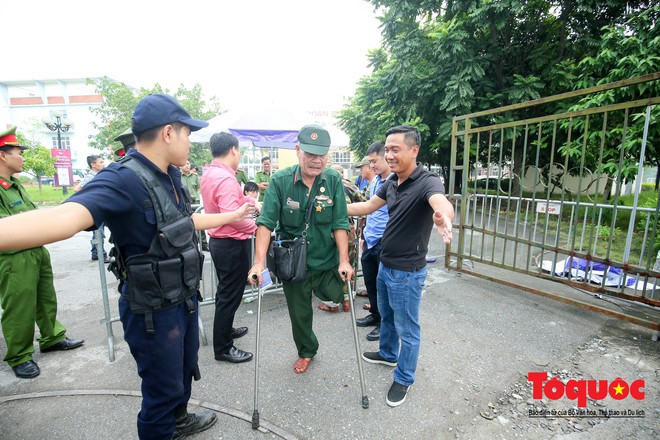 Thương binh xếp hàng mua vé trận Việt Nam - Malaysia, bán ngay cho chợ đen kiếm lời - Ảnh 7.