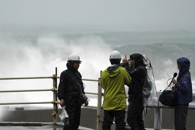 Siêu bão Hagibis dữ dội nhất thế kỷ: Trải rộng 1.400 km, nuốt chửng cả Nhật Bản - Ảnh 1.