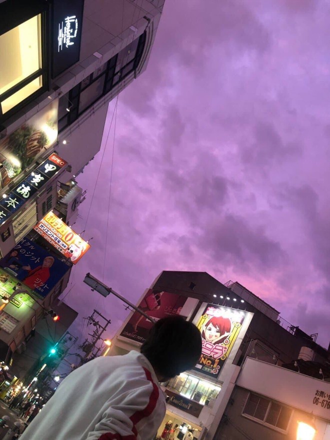 Bầu trời Nhật Bản tím lịm kỳ dị khi siêu bão Hagibis sắp đổ bộ - Ảnh 2.