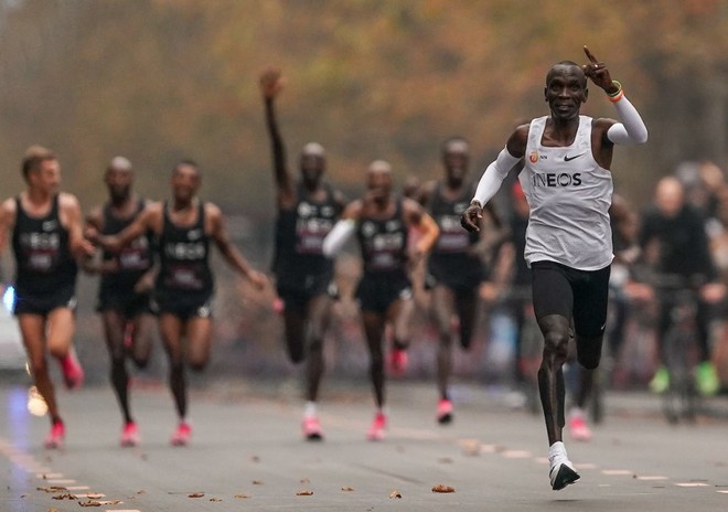 Eliud Kipchoge chinh phục giấc mơ của nhân loại, chạy marathon dưới 2 giờ - Ảnh 5.