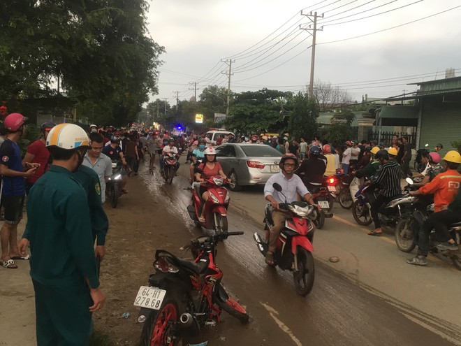 Hàng trăm người dân đổ ra đường xem tai nạn liên hoàn, 3 người thương vong - Ảnh 1.