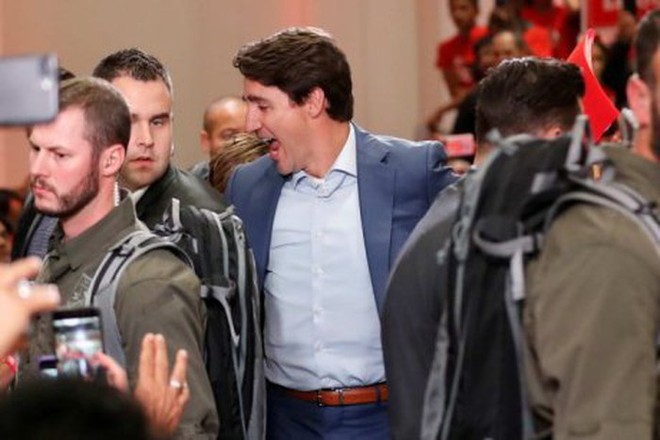 Thủ tướng Canada Justin Trudeau mặc áo chống đạn đi tiếp xúc cử tri - Ảnh 1.