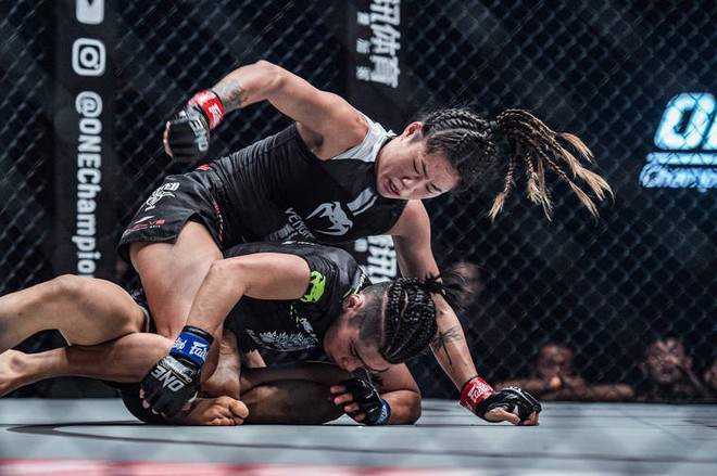 Hot girl MMA Angela Lee tung mưa đòn bảo vệ thành công đai vô địch thế giới - Ảnh 1.