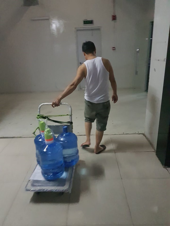 Nước máy bốc mùi ở Hà Nội: Dân sợ độc, đổ xô mua nước bình - Ảnh 1.