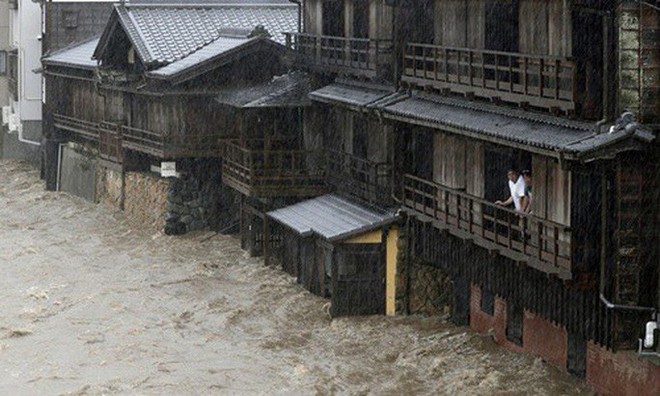 Nhật Bản ngụp lặn trong biển lũ do bão Hagibis - Ảnh 4.