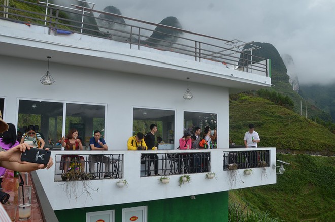 Nhà nghỉ Mã Pí Lèng Panorama phủ sơn xanh, du khách vẫn kéo đến selfie, chụp ảnh cưới - Ảnh 8.