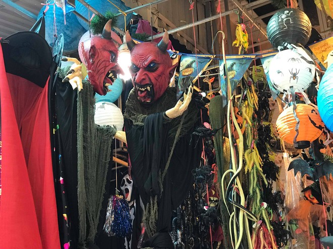 “Ma quỷ” Halloween xuống phố Hàng Mã: Càng kinh dị càng đắt tiền - Ảnh 5.