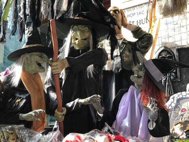 “Ma quỷ” Halloween xuống phố Hàng Mã: Càng kinh dị càng đắt tiền - Ảnh 1.