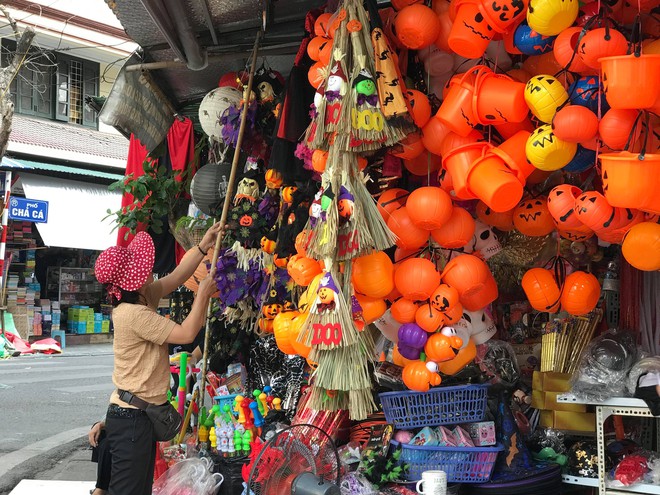 “Ma quỷ” Halloween xuống phố Hàng Mã: Càng kinh dị càng đắt tiền - Ảnh 2.