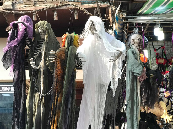 “Ma quỷ” Halloween xuống phố Hàng Mã: Càng kinh dị càng đắt tiền - Ảnh 6.